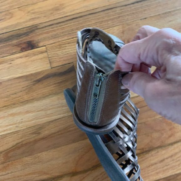 Excellent Condition Tommy Bahama Brown Metallic Genuine Leather Sandals size 9 - Picture 5 of 6